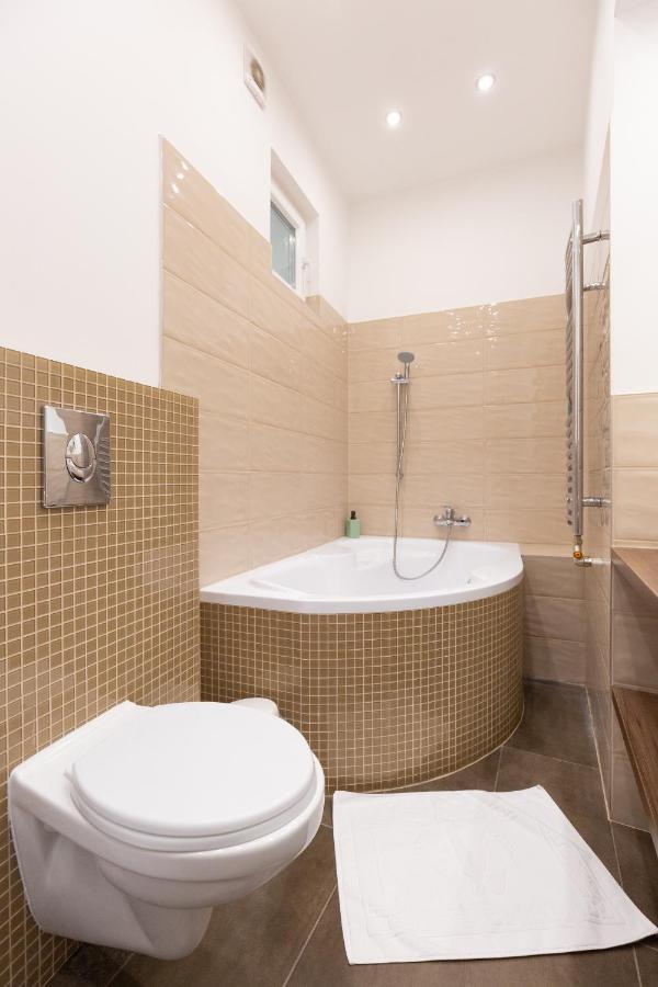 Lovely 2-Bedroom Apartment At The Vaci Street بودابست المظهر الخارجي الصورة